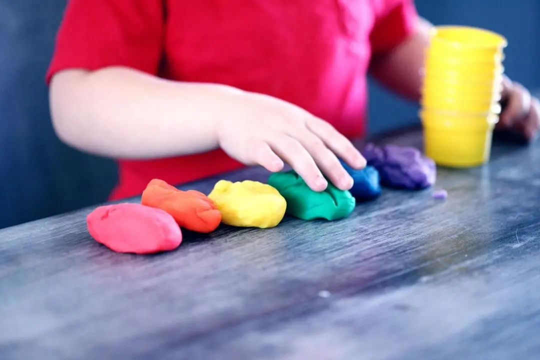 孩子一著急就打自己，怎么辦？